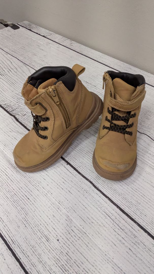 Wonder Nation Boots - 11
